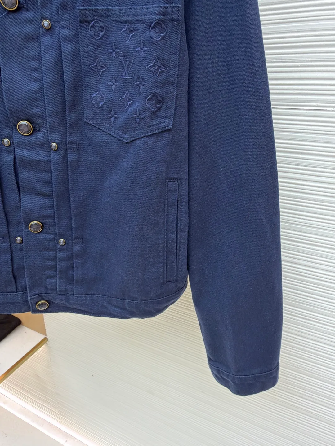 LOUIS VUITTON dyed truck denim jacket ●Authentic product: 17800 purchase and development ●Item number: 1681051-B65 ●Fabric: denim fabric ●Technology: embossed production ●Version: fitted version ●Weight: about 870 grams ●Size: 46-48-50-52 ●Description: Customized pure cotton thick woven denim Template machine bag opening Preset template to guide the position, shape and size of bag opening Accuracy ensures the quality of the bag opening effect. The soft light ancient wash process uses specific chemical and logistics treatments to make the surface of the fabric show a soft luster. It not only retains the original texture but also adds a gentle atmosphere. The overall routing is straight and delicate, the fabric is comfortable and soft, and the color is consistent without color difference. It can be matched with the same style to create a fashionable look and control various occasions. Customized accessories, complete three standards, same style for men and women!